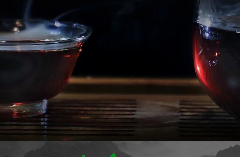 玻璃杯中的藏茶汤色与热气